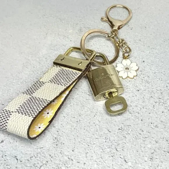 Louis Vuitton Lock & Key #307 with a Damier Canvas Loop Keychain – Floral Charm - Picture 2 of 6